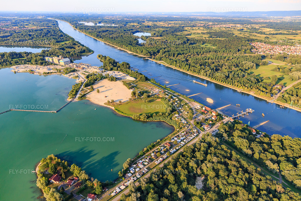 Aerial view: Rhine ferry Plittersdorf-Seltz and Camping Les Bords du Rhin in Seltz in the state Bas-Rhin, France. – Photo: IMG_109164.jpg taken on 07/25/2018 by Werner Riehm/FLY-FOTO.com – Resolution of the original: 5472 x 3648 px – Inforoute alsace – la ville de Seltz