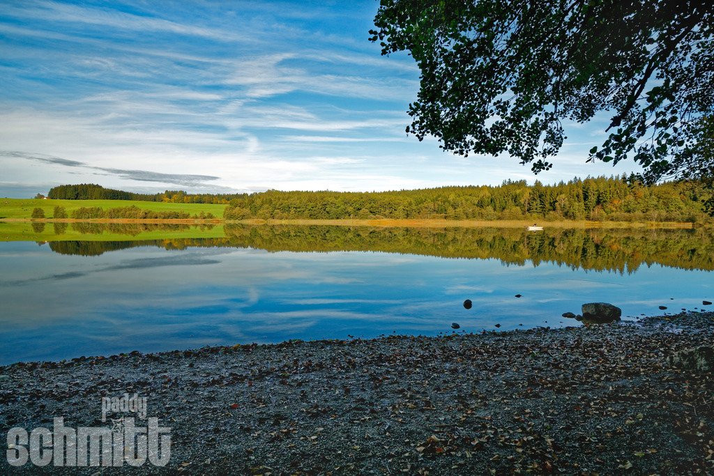 Argensee im Allgäu am frühen Morgen | Der Argensee im Allgäu zeigt sich am frühen Morgen von seiner ruhigen Seite. Sanftes Morgenlicht und die stille Landschaft sorgen für eine besondere Stimmung. - Realisiert mit Pictrs.com