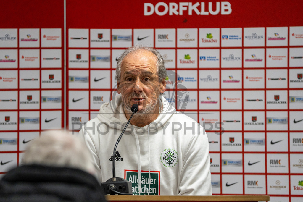SG Sonnenhof Grossaspach vs. FC 08 Homburg, Fussball, Regionalliga Suedwest, 26. Spieltag, 28.03.2026 | Roland Seitz (Trainer FC 08 Homburg) bei der Pressekonferenz nach dem Sieg,SG Sonnenhof Grossaspach vs. FC 08 Homburg, Fussball, Regionalliga Suedwest, 26. Spieltag, 28.03.2026