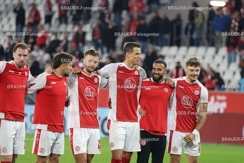 Rot-Weiss Essen - Hansa Rostock | Essen, Deutschland, 01.10.2025 Jannik Mause  (Rot-Weiss Essen), Ahmet Arslan  (Rot-Weiss Essen), Torben Müsel  (Rot-Weiss Essen), Michael Schultz  (Rot-Weiss Essen), Ramien Safi  (Rot-Weiss Essen) und Jannik Hofmann  (Rot-Weiss Essen) feiern den Sieg mit den Fans während des 3.Liga Spiels zwischen  Rot-Weiss Essen und TSG Hoffenheim u23 am 20.09.2025 im Stadion an der Hafenstraße in Essen. (Foto von Timo Bluhmki-Schmidt/Brauer Fotoagentur