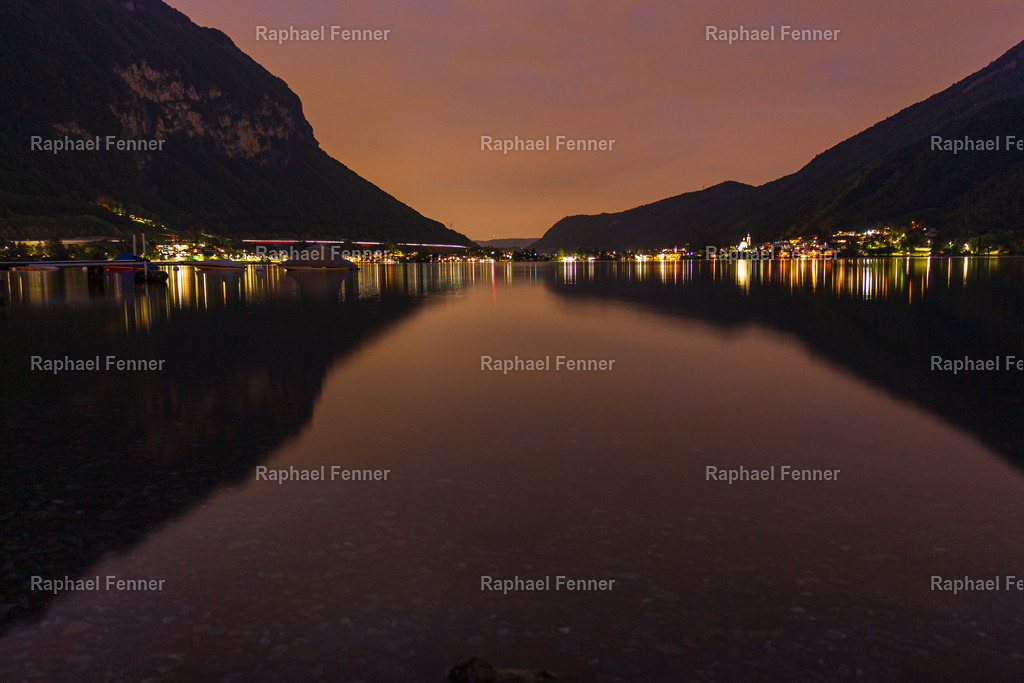 Abendglühen über Capolago – Tessiner Seeidylle | Ein stimmungsvoller Abend über dem Lago di Lugano mit Blick auf das Lichterspiel von Capolago. Die goldene Lichtstimmung am Himmel geht sanft in die Nacht über und wird vom ruhigen Wasser gespiegelt – eine Szene voller Frieden und Eleganz, eingefangen im Süden der Schweiz.