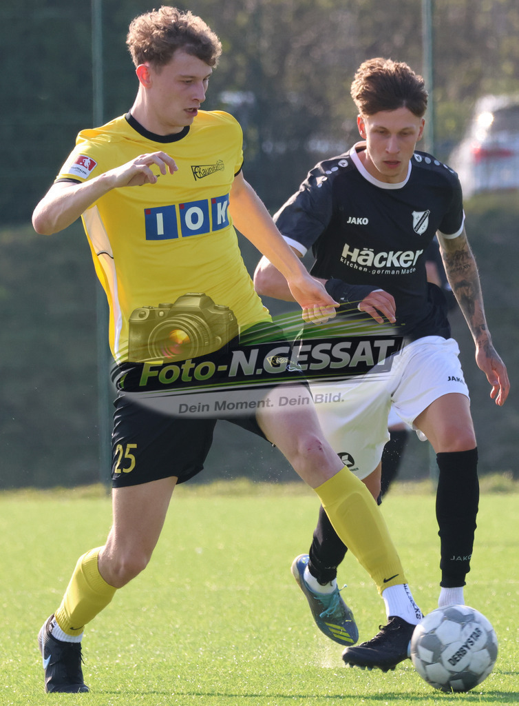 SV Rödinghausen II, FC Kaunitz | Auf dem Bild zu sehen: schwarz SV Rödinghausen II: Simon Breuer ; gelb FC Kaunitz: Fynn BlombergSV Rödinghausen II, FC Kaunitz, Saison 25/26, Westfalenliga, Deutschland - Realisiert mit Pictrs.com