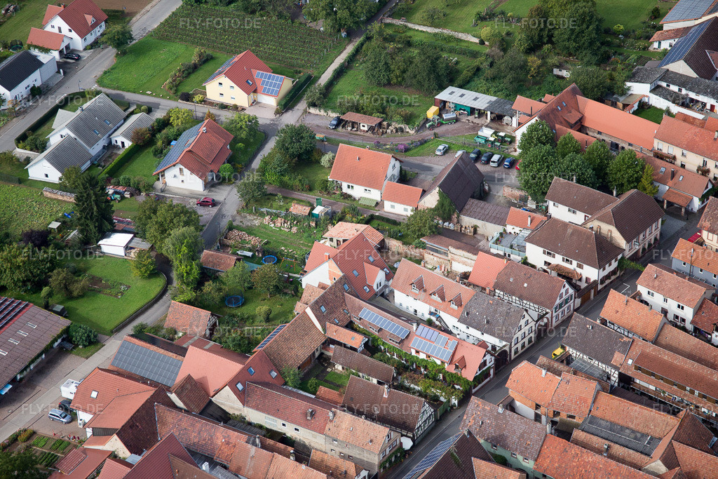 Luftbild: Dorf - Ansicht im Ortsteil Heuchelheim in Heuchelheim-Klingen im Bundesland Rheinland-Pfalz in Deutschland. Foto: IMG_072656.jpg vom 19.09.2014 durch Werner Riehm/FLY-FOTO.de