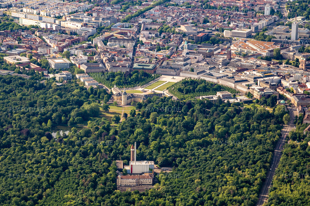 Luftbild: Schlossgarten im Ortsteil Innenstadt-West in Karlsruhe im Bundesland Baden-Württemberg in Deutschland. Foto: IMG_131563.jpg vom 22.05.2022 durch Werner Riehm/FLY-FOTO.deSchreiben