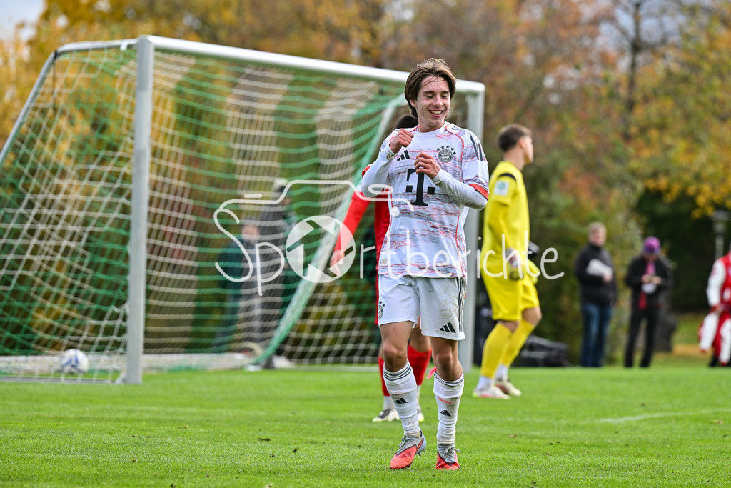 SpVgg Unterhaching U19 - FC Bayern München U19 | Jubel der Gäste nach dem Treffer zum 1-4 durch Bohdan OLYCHENKO (FC Bayern München U19 8) / Hattrick / Tor / Torschuetze / Freude / Happy / U19 DFB Nachwuchsliga: SpVgg Unterhaching - FC Bayern München; Sportschule Oberhaching am 18.10.2025