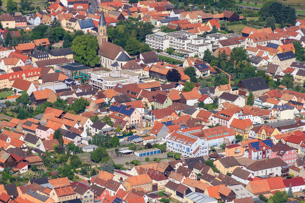 Luftbild: Kirche St. Mauritius und Braunsche Stiftung in Rülzheim im Bundesland Rheinland-Pfalz in Deutschland. Foto: IMG_52319.jpg vom 19.08.2012 durch Werner Riehm/FLY-FOTO.de
