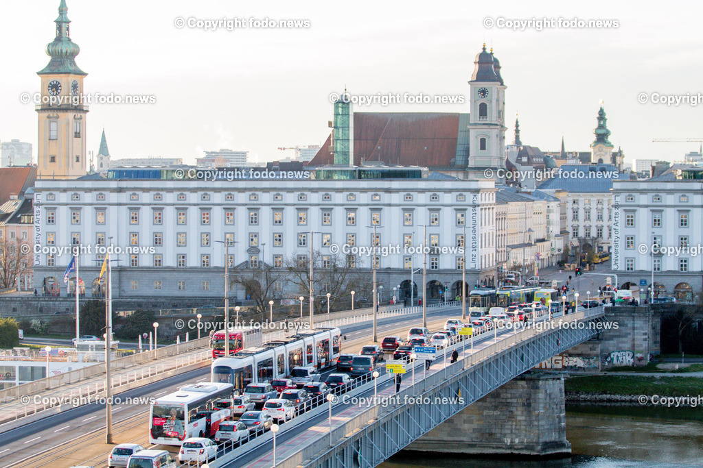 Linz_ Verkehr_ 07.04.2025-16 | 07.04.2025, LINZ, AUT, im Bild Themenbild, Verkehr, Stau, KFZ, Bruecke, Nibelungenbruecke, Auto, Montag, Fruehverkehr, Radweg, Radfahrstreifen, Fahrspurverengung, oeffentlicher Verkehr, Bus, Verkehrsverbund, Pendler, Neu, B127