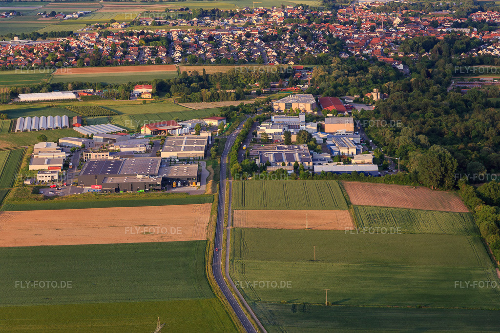 Luftbild: Gerwerbepark W und W Campus von Westen in Herxheim bei Landau im Bundesland Rheinland-Pfalz in Deutschland. Foto: IMG_146791.jpg vom 20.05.2025 durch Werner Riehm/FLY-FOTO.de