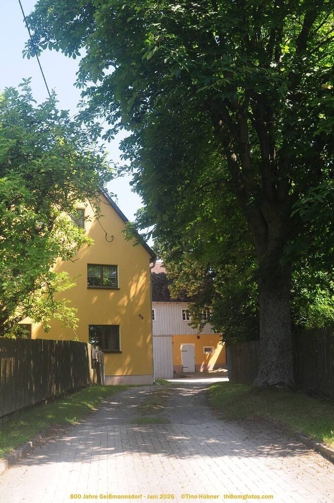 Geißmannsdorf-2026-Ortsbilder-125 | Geißmannsdorf bei Bischofswerda im Sommer 2026. Ein fotografischer Streifzug durch das Dorf Geißmannsdorf, mit Gebäuden, Straßen, Strohpuppen und geschmückten Vorgärten und Grundstücken anlässlich der 800-Jahr-Feier von Geißmannsdorf im Juni 2026 - Realisiert mit Pictrs.com