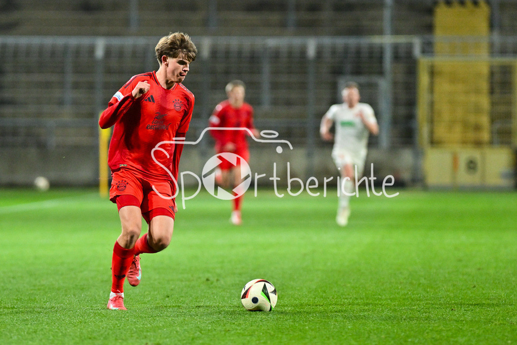FC Bayern Amateure - FC Augsburg II | am Ball Guido DELLA ROVERE (FC Bayern München II #10) / Einzelfoto / Freisteller / Regionalliga Bayern: FC Bayern Muenchen II - FC Augsburg II, Gruenwalder Stadion am 14.03.2025