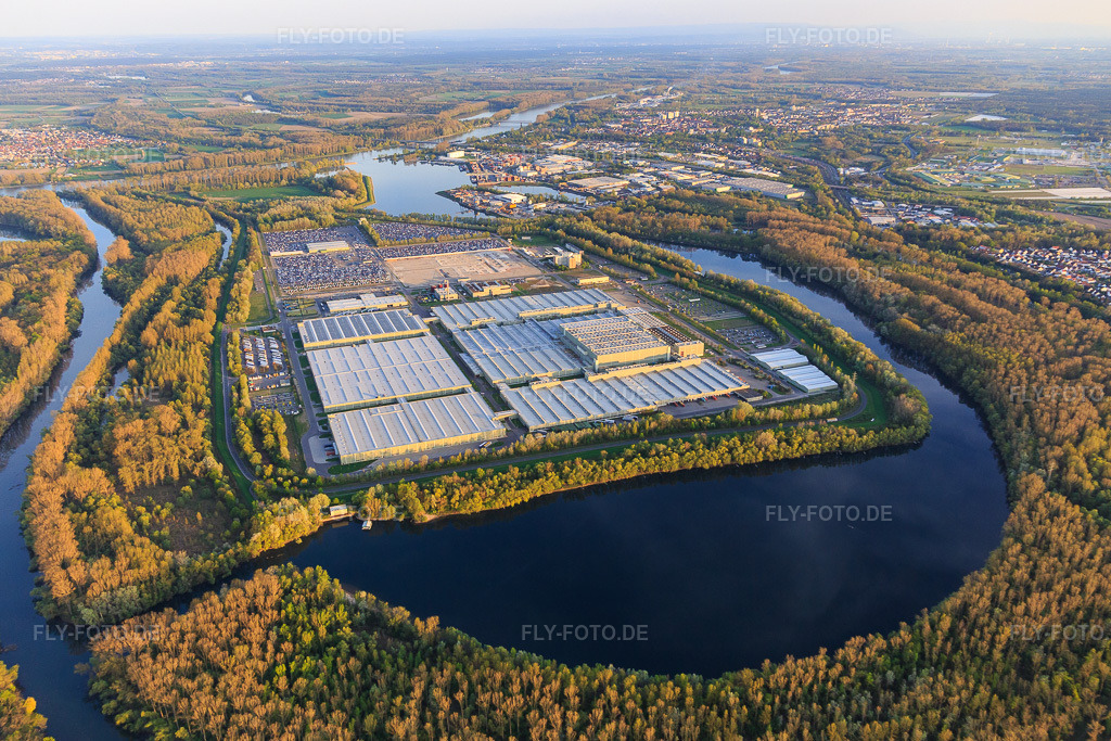 Luftbild: Insel Grün im Lingenfelder Altrhein mit Mercedes-Benz Global Logistics Center und MOSOLF Logistics & Services GmbH in Germersheim im Bundesland Rheinland-Pfalz in Deutschland.Foto: IMG_106634.jpg vom 17.04.2018 durch Werner Riehm/FLY-FOTO.deGROUP.MERCEDES-BENZ.COMInternationale Automobillogistik