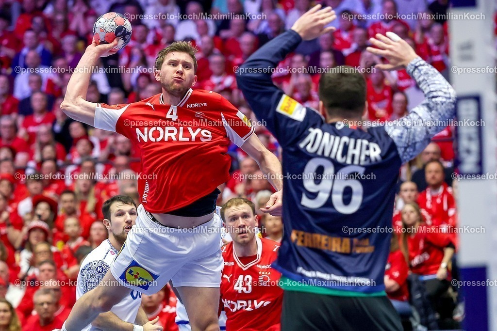 EHF20012602073 | 20.01.2026, Handball, Men's EHF EURO 2026, Dänemark - Portugal, Jyske Bank Boxen in Herning, Dänemark, Preliminary Round:  Magnus Landin Jacobsen (Denmark #04) wirft auf das Tor von  Pedro Galla Gaspar Tonicher (Portugal #96) 
