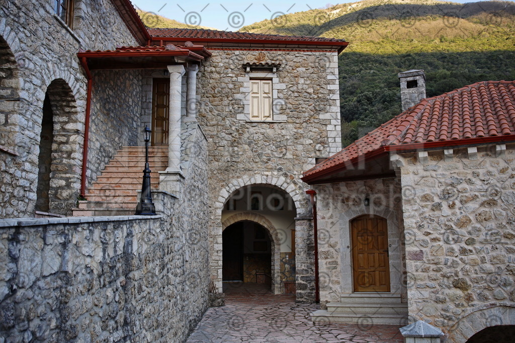 Kloster Giroméri - Iera Moni Giromeriou | Das Kloster „Iera Moni Giromeriou“ liegt in der Präfektur Thesprotia im Nordwesten von Griechenland, rund acht Kilometer von der Stadt Filiates entfernt. Auf der Bergkette Farmakovouni wurde das Kloster Anfang des 14. Jahrhunderts auf einer Höhe von rund 300 Metern gegründet.