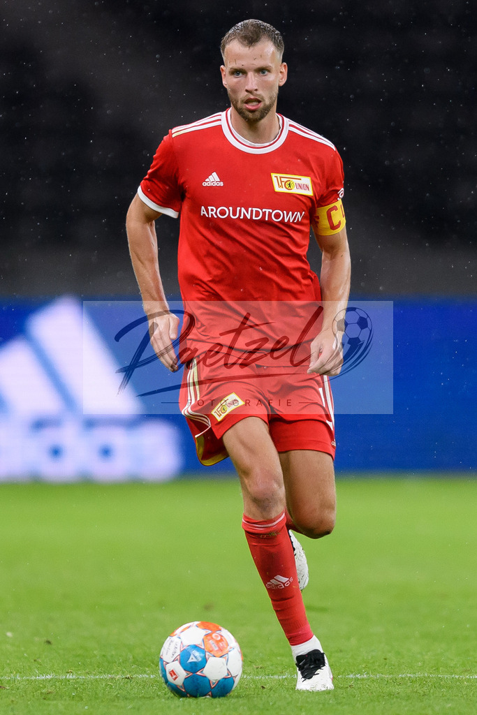 FCUKUO20210826_196 | Fussball, Herren: Marvin Friedrich (1.FC Union Berlin) in Aktion, am Ball, Einzelaktion beim Spiel der UEFA Conference League zwischen 1. FC Union Berlin und Kuopion PS im Olympiastadion am 26.08.2021 in Berlin, Deutschland. - Realisiert mit Pictrs.com