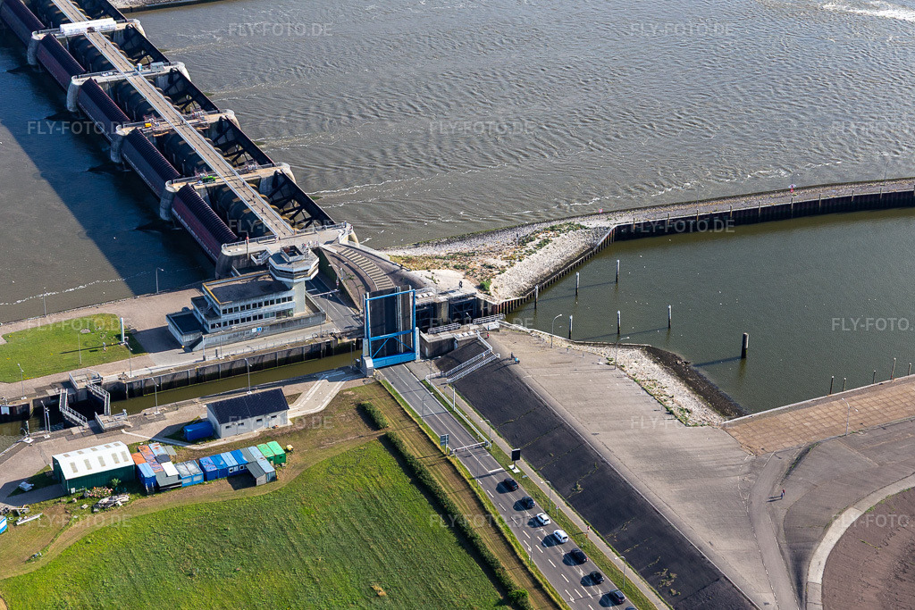 Luftbild: Sperrwerk- Schleusenanlagen Eider-Sperrwerk der WSV Wasser- und Schifffahrtsverwaltung des Bundes in Wesselburenerkoog. im Ortsteil Kating in Tönning im Bundesland Schleswig-Holstein in Deutschland. Foto: IMG_0007187.jpg vom 10.07.2021 durch Werner Riehm/FLY-FOTO.de
