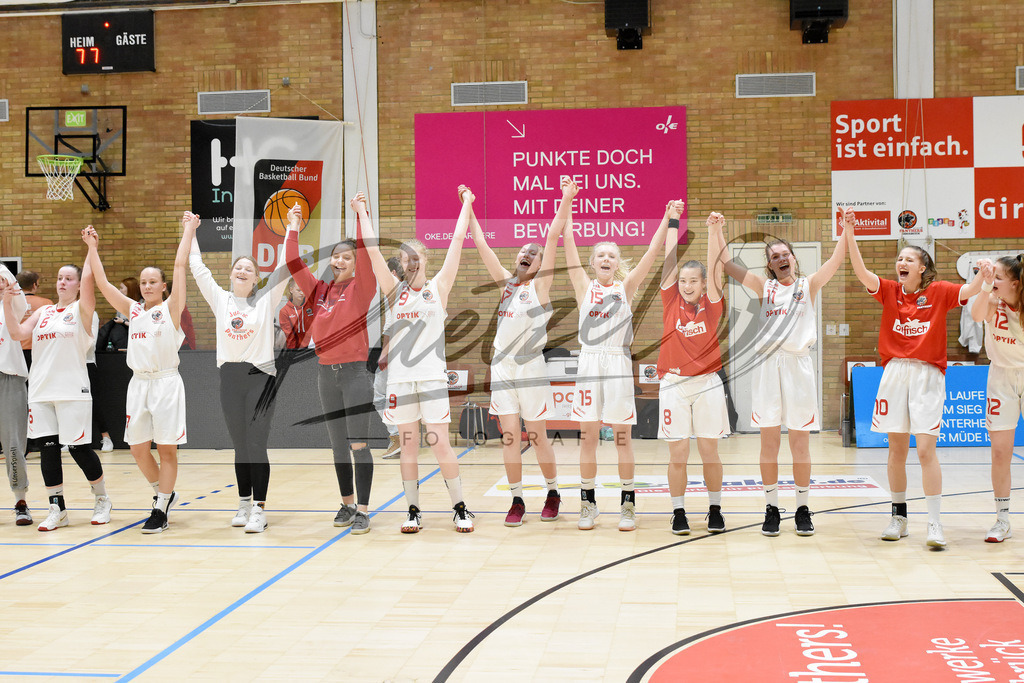 20200126_OSCTGN_0065 | Basketball, Juniorinnen: Jubel über den Sieg der OSC Junior Panthers beim Spiel der WNBL zwischen OSC Junior Panthers vs. TG Neuss Junior Tigers am 26.01.2020 im Panthers Dome in Osnabrück, Deutschland.(Foto von Nico Paetzel) - Realisiert mit Pictrs.com