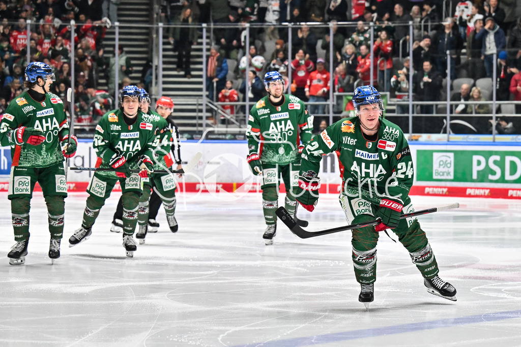 Augsburger Panther - Grizzlys Wolfsburg | AUGSBURG, GERMANY - 15. MARCH: Jubel der Panther nach dem Treffer zum 3-4 durch T. J. TREVELYAN (Augsburger Panther 24) / Tor / Torschuetze / Freude / Happy während dem Match zwischen den Augsburger Panthern und den Grizzlys Wolfsburg am 52. Spieltag der Penny DEL im Curt Frenzel Stadion