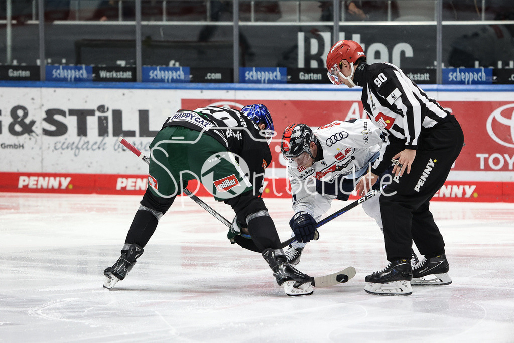 Augsburger Panther - ERC Ingolstadt | Alexander OBLINGER (AEV #50) beim Bully gegen Patrik VIRTA (ERC #11)