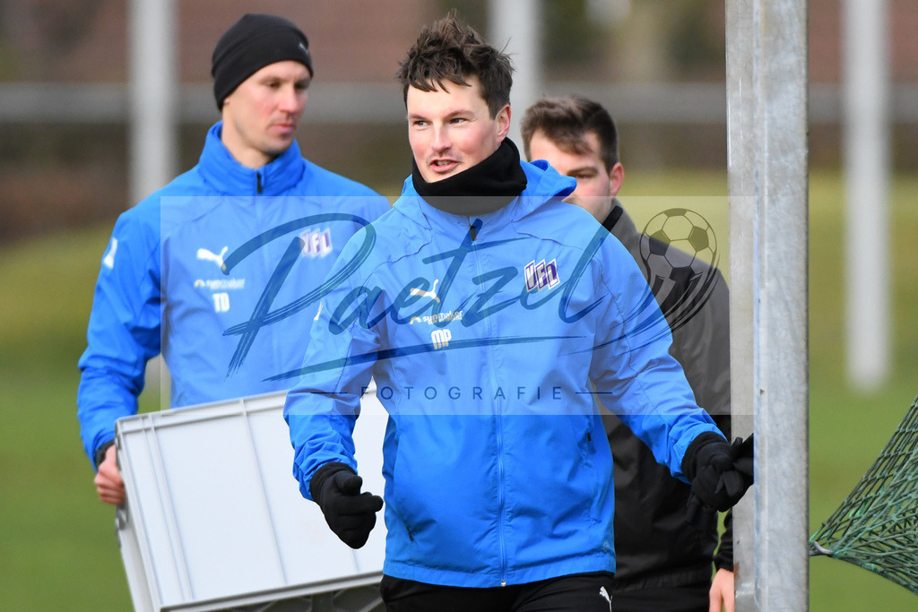 20200225_TRAOSN_0050 | Fussball, Herren: Co-Trainer Merlin Polzin (VfL Osnabrueck) schaut waehrend der Trainingseinheit des VfL Osnabrueck im Sportpark Illoshoehe am 25.02.2020 in Osnabrueck, Deutschland. - Realisiert mit Pictrs.com