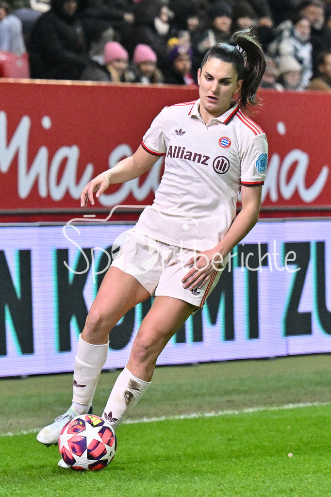 FC Bayern München Frauen - Juventus Turin Frauen | am Ball Jovana DAMNJAVOVIC (FCB #9) / Freisteller / Einzelfoto / Womens Champions League: FC Bayern Frauen - Juventus FC, FC Bayern Campus am 12.12.2024