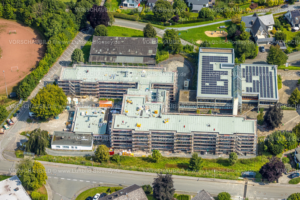 Meschede250807302 | Luftbild, August-Macke-Schulzentrum, St. Walburga kath. Hauptschule und St. Walburga Realschule Meschede mit Solardach, Baustelle mit Baugerüst, Meschede-Stadt, Meschede, Sauerland, Nordrhein-Westfalen, Deutschland