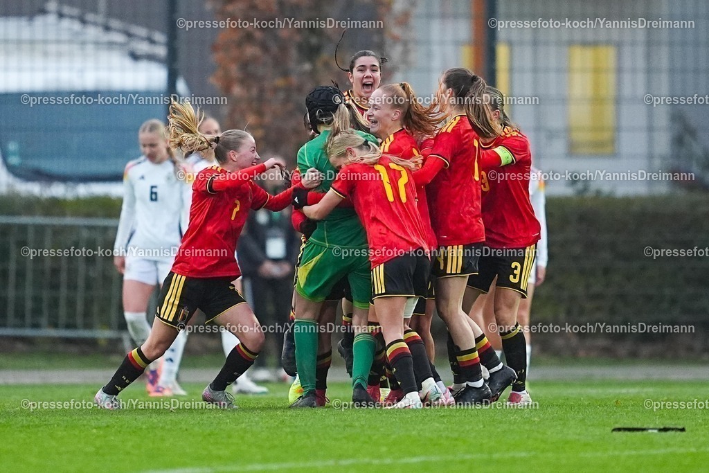 xYDRx26112501049 | 26.11.2025, xydrx, Fußball, Länderspiel, EM-Qualifikation U19-Frauen, Belgien - Deutschland, Sportschule Wedau: Torjubel nach dem Tor zum 2:2 für Belgien durch Torschütze Flo Hermans (BEL #8) zusammen mit Marie Pues (BEL #1) Lise Bal (BEL #17)