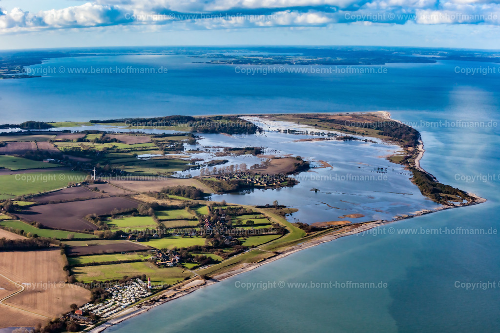 PLB_6484mod_Geltinger-Birk_90x60 | LUFTBILD. Falshöft und Geltinger Birk. __ Campingplatz und Leuchtturm. Blick nach Nordwest auf das Naturschutzgebiet Geltinger Birk und in die Flensburger Außenförde. Großflächige Überflutung in dem Naturreservat nach Deichbruch am Ostufer. - Realisiert mit Pictrs.com