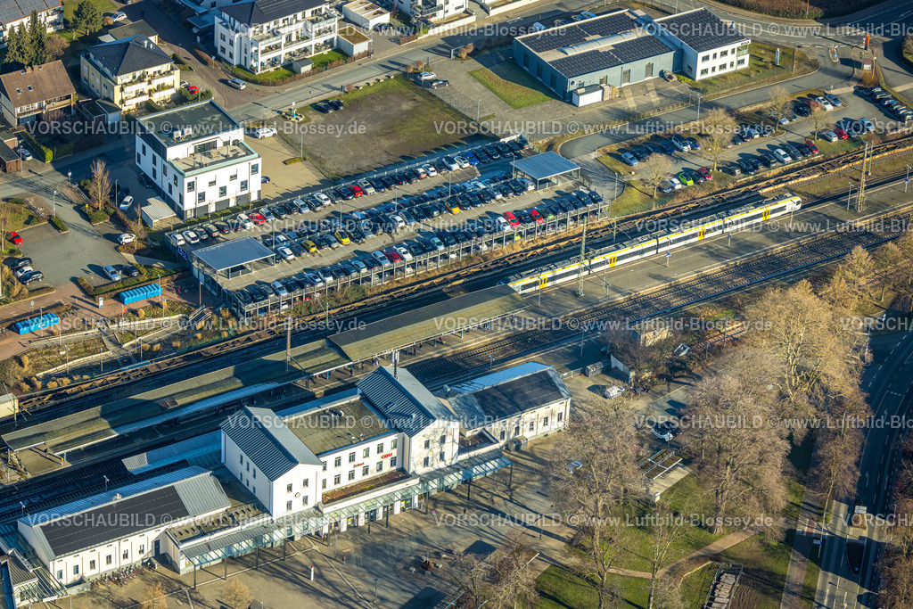 Soest260104148 | Luftbild, Soest Bahnhof und S-Bahn Zug, Parkdeck, Soest, Südwestfalen, Nordrhein-Westfalen, Deutschland