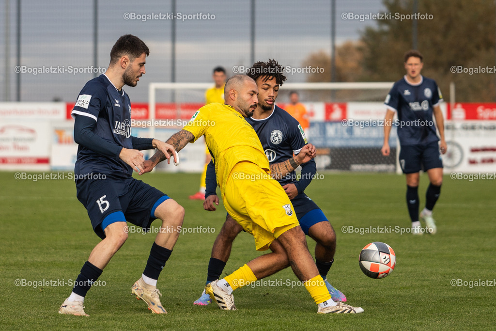 Kaptan setzt sich durch | 08.11.2025, Fußball, Regionalliga West, SSVg Velbert - SC Wiedenbrück: Saban Kaptan (SC Wiedenbrück #10) behauptet den Ball vor Philip Buczkoswski (SSVg Velbert #2) und Arlind Mimini (SSVg Velbert #15) - Realisiert mit Pictrs.com