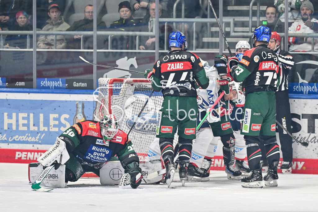 Augsburger Panther - Adler Mannheim | in dieser Sezen raeumt Riley McCOURT (Augsburger Panther #72) vor dem Tor von Strauss MANN (Augsburger Panther #38) auf / fight / DEL: Augsburger Panther - Adler Mannheim, Curt Frenzel Stadion am 16.02.2025