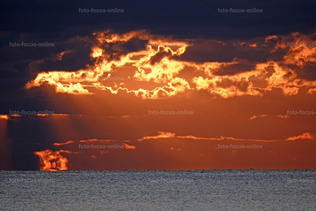 Spectacular almost spiritual sunset on the beach of Liepja | foto-focus-online