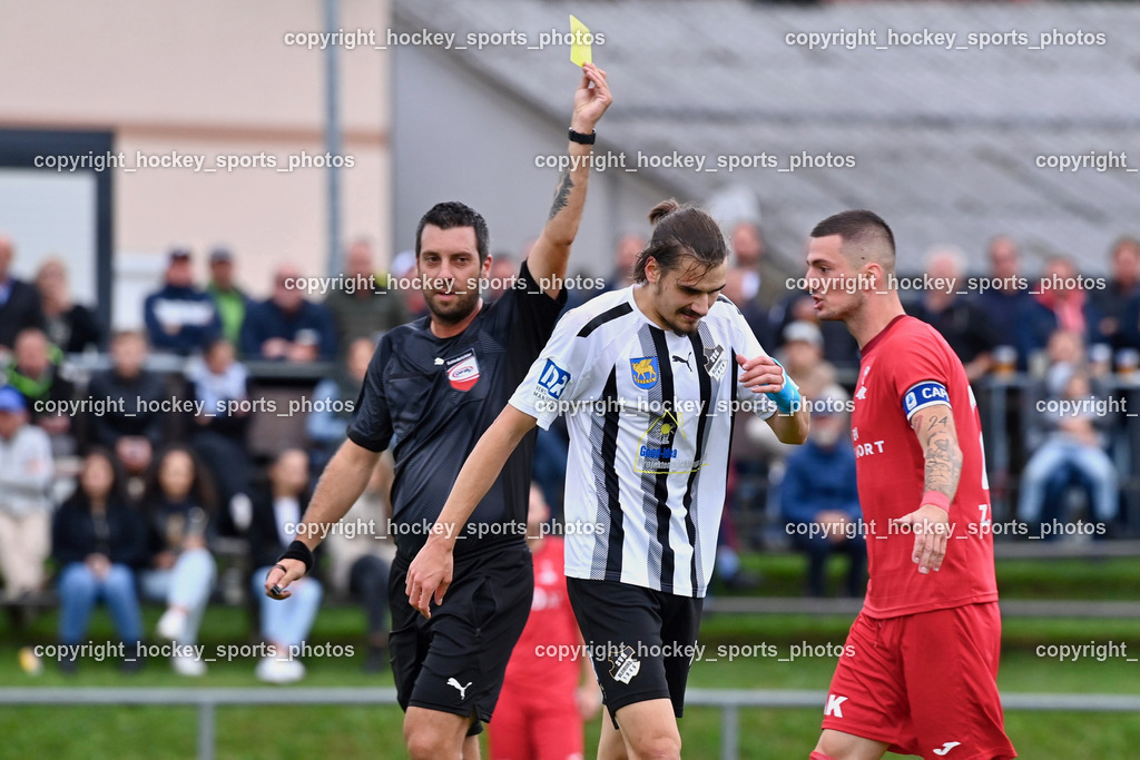 SVG Bleiburg vs. SAK 23.9.2023 | Roman Weger Referee, Gelbe Karte, #16 Miha Vidmar SVG Bleiburg, #24 Zoran Vukovic (K) SAK, SVG Bleiburg vs. SAK 23.9.2023, SVG Bleiburg vs. SAK am 23.09.2023 in Bleiburg (Karl Kornberger Stadion), Austria, (Photo by Bernd Stefan)