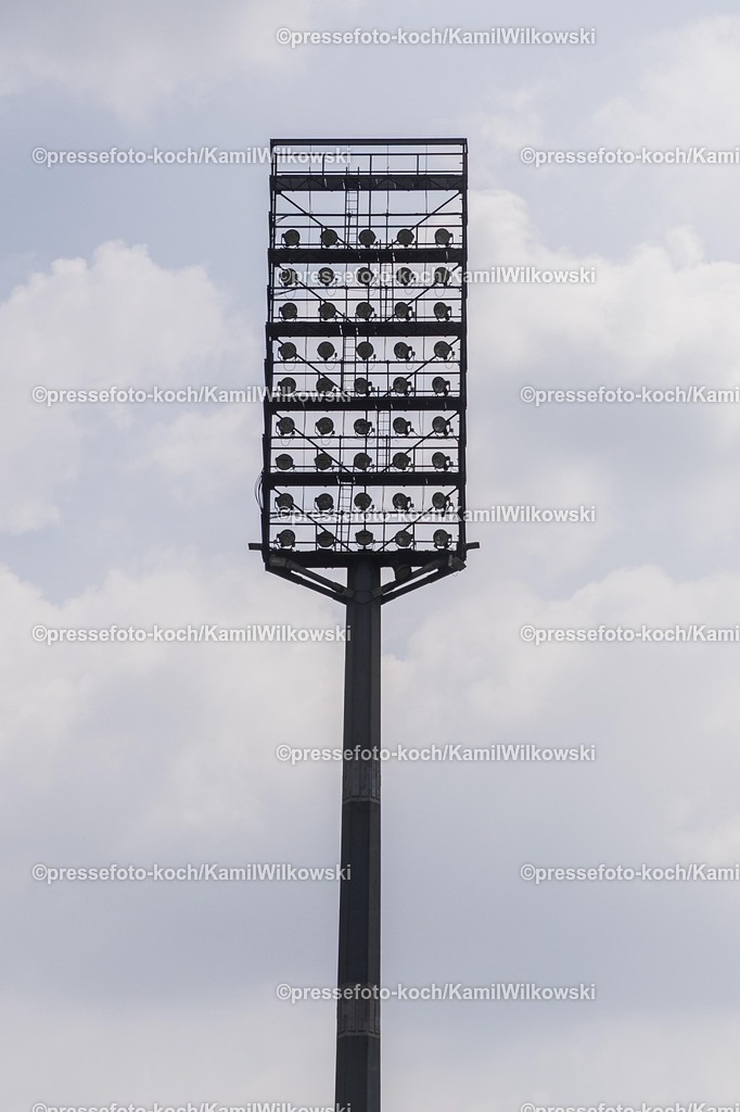 xKWI26072501002 | 26.07.2025, xkwix, Fußball, Regionalliga-West, Rot-Weiß Oberhausen - FC Gütersloh, Stadion Niederrhein: Flutlicht