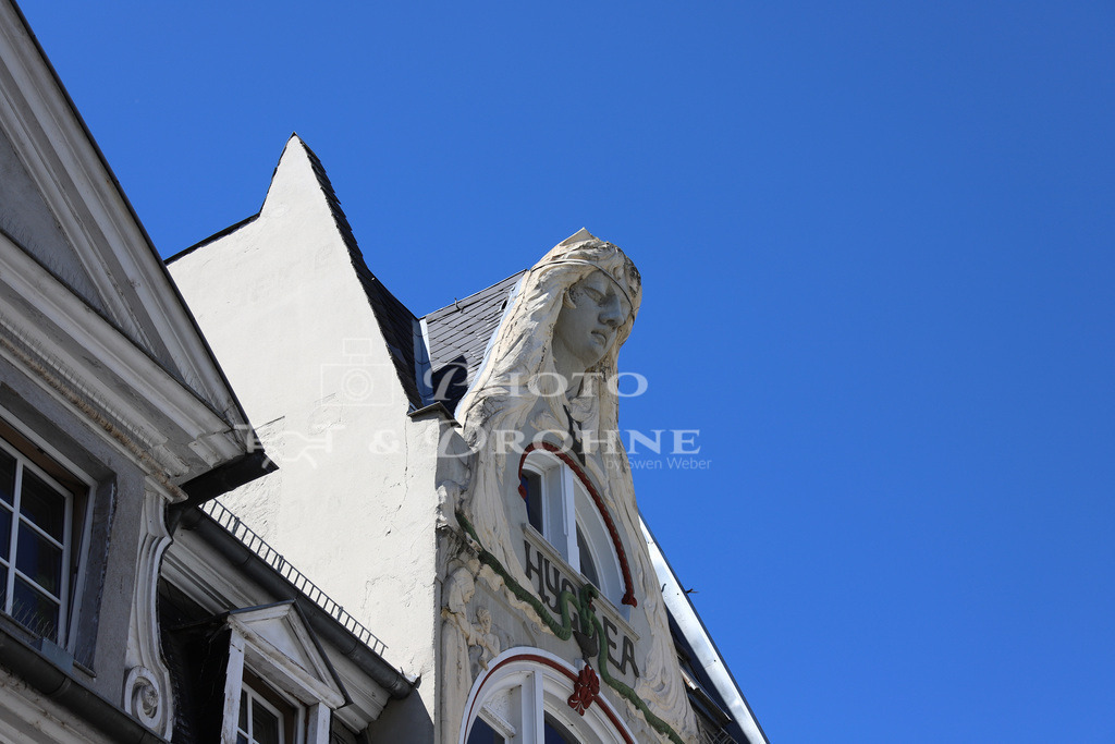koblenz altstadt hygieia -9970 | Hygieia Darstellung im Jugendstil an einem Dachgiebel in der Koblenzer Altstadt. Das Kunstwerk findet man in der Firmungsstraße. Ob der Bildhauer oder Künstler vom Mittelrhein stammt ist nicht bekannt. - Realisiert mit Pictrs.com