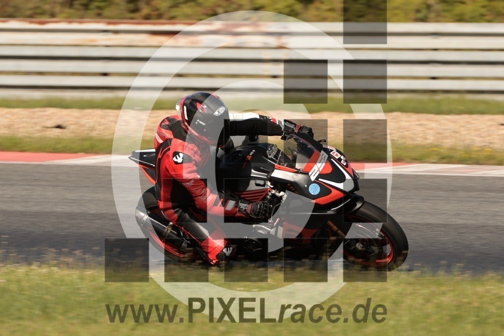 0259-20250811_10507 | Schöne Erinnerungen an spannende Momente - das festzuhalten ist unser Job. PIXELrace.de ist seit 2003 auf den Rennstrecken Europas unterwegs um die Action draußen beim Fahren und die wunderbare Stimmung imm Fahrerlager für euch einzufangen.