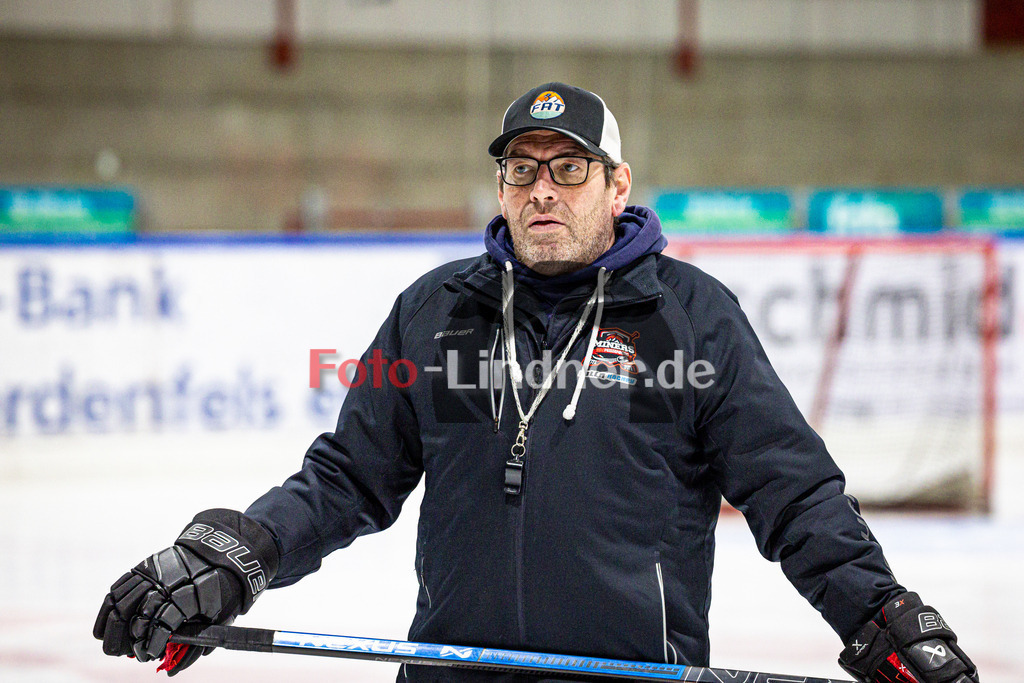 News von den Peißenberg MINERS | Eishockey Bayernliga 2025/26, News von den Peißenberg MINERS, 20251126,Florian Steidl (MINERS Co-Trainer) im Training,2025-11-26 in Peißenberg (flatbuy Arena Peißenberg), Florian Steidl (MINERS Co-Trainer)Copyright: WolfgangxLindner www.foto-lindner.de