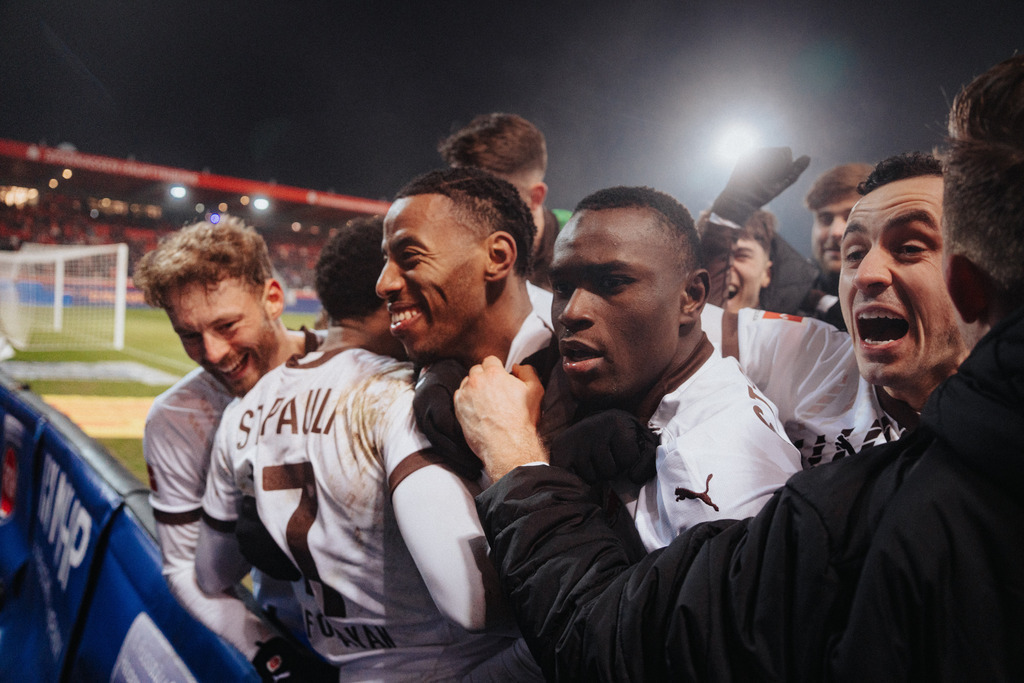 FCP02545 | Der offizielle Shop für FC St. Pauli Fotos. Wähle aus Spielszenen & Fanmomenten dein FCSP Wunschformat. Wir liefern Millerntor-Atmosphäre.