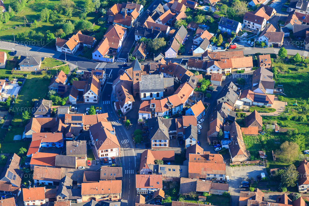 Vue aérienne: Église protestante luthérienne, c'est-à-dire une église fortifiée entourée d'un cercle de maisons à Dossenheim-sur-Zinsel dans le département Bas Rhin, France – .Photo: IMG_146008.jpg prise le 01/05/2025 par Werner Riehm/FLY-FOTO.eu – Résolution de l'original: 5472 x 3648 px – Paroisse de Dossenheim-sur-Zinsel - Uepal