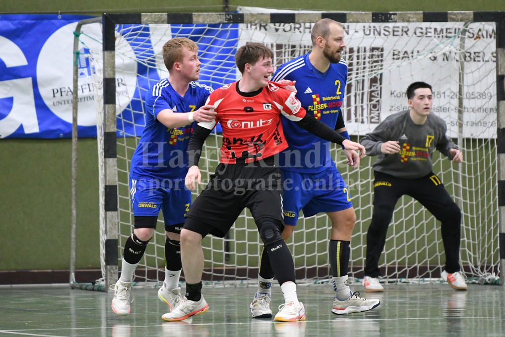 SSG Metten : VfL Waldkraiburg | alles im griff: Tim Weinberger (SSG Metten #3)  und Karel Kveton (SSG Metten #2) mit Tormann Sebastian Schreder (SSG Metten #17) - Realisiert mit Pictrs.com