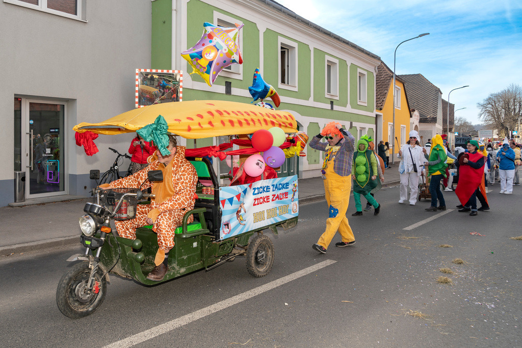 Umzug2025-070_8954 | Fotostrecke: FASCHINGSUMZUG 2025 in Loosdorf. 22 Masken(gruppen)-Teilnehmer: Loosdorfer Vereine, Wirtschaftstreibende, Gemeindeabordnungen sowie Kreditinstitute. rund 700 Besucher entlang der Hauptstrasse. Veranstaltungs-Sicherung durch Mannschaft der FF-Loosdorf mit schwerem Gerät. Maskenprämierung am EKZ-Platz durch Bgm. Thomas Vasku in den Kategorien: Bester Festwagen (Fa. gkonzept-Groissenberger; Beste Personengruppe-ASK-Loosdorf; Beste Einzelperson; Weiteste Anreise-FF Schollach;