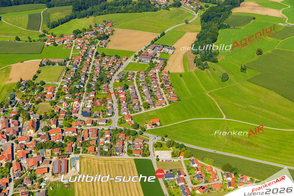 Luftaufnahme der Stadt Vachendorf - Die Luftaufnahme wurde 2025 vom UL-Flugzeug heraus erstellt ( keine Drohne ) - Hochauflösende Luftaufnahme - für professionelle Ausdrucke geeignet. Die Geschenkidee !Mit Lizenz und Bildrechte bestellbar