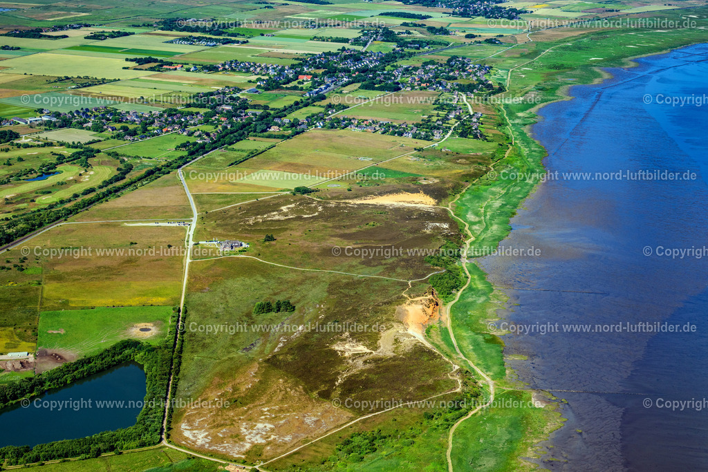 Sylt_Morsum_Rotes_Kliff_ELS_3577210625 | MORSUM 13.08.2025 Wasseroberfläche an einer Bucht entlang der Meeres- Küste " "Morsumer Kliff" " in Morsum auf der Insel Sylt im Bundesland Schleswig-Holstein, Deutschland. // Water surface at the bay along the sea coast " "Morsumer Kliff" " in Morsum on Island Sylt in the state Schleswig-Holstein, Germany. Foto: Martin Elsen