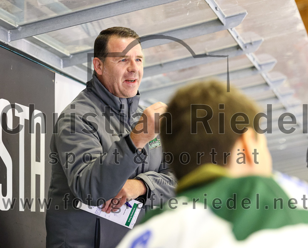 2022-09-09_024_TSV_Erding_gegen_Deggendorfer_SC | Erding, Deutschland, 09.09.2022:
Eishockey, Bayernliga 2022 / 2023, Testspiel, TSV Erding gegen Deggendorfer SC, Endergebnis: 2:5

Trainer Andreas Becher (Erding Gladiators)

Foto: Christian Riedel / fotografie-riedel.net
