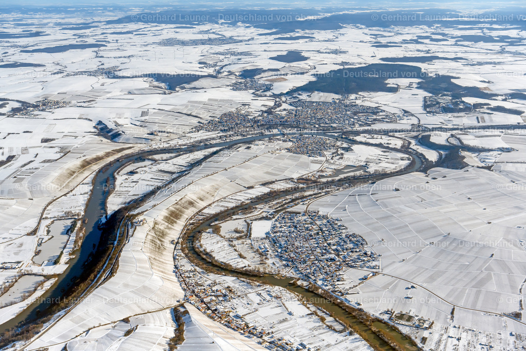4043352 | NORDHEIM AM MAIN 13.02.2021 Winterlich schneebedeckte Kurvenförmige Mäander - Schleife der Uferbereiche am Main - Flussverlauf in Nordheim am Main im Bundesland Bayern, Deutschland. // Wintry snowy curved loop of the riparian zones on the course of the river Main in Nordheim am Main in the state Bavaria, Germany. Foto: Gerhard Launer