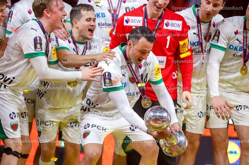 xSSCx19042602088 | 19.04.2026, xsscx, Handball, DHB-Pokal Lidl Final4, Finale, Füchse Berlin - Bergischer HC, Saison 2025 / 2026 Herren, Lanxess Arena, Köln: Die Mannschaft der Füchse Berlin feiert den Sieg im DHB-Pokal, Aitor Arino (Füchse Berlin #14)  Photo: xSandraxScherningxPressefotoKochx