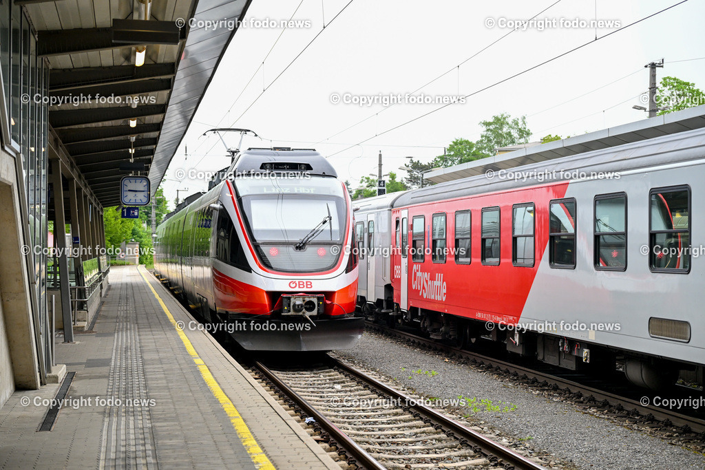 Steyr_ Bahnhof_ Baustelle_ Abbruch_ Sanierung_ 08.05.2024-11 | 08.05.2024, Steyr, AUT, Hessenplatz, im Bild OeBB, ÖBB, Bahnhof, Gebaeude, Baustelle, Abbruch, Sanierung, Parkdeck, Park and Ride, Zug, City Shuttle, Bahnsteig, Schild, Busbahnhof, Autobus, SBS, Stadtbetriebe Steyr
