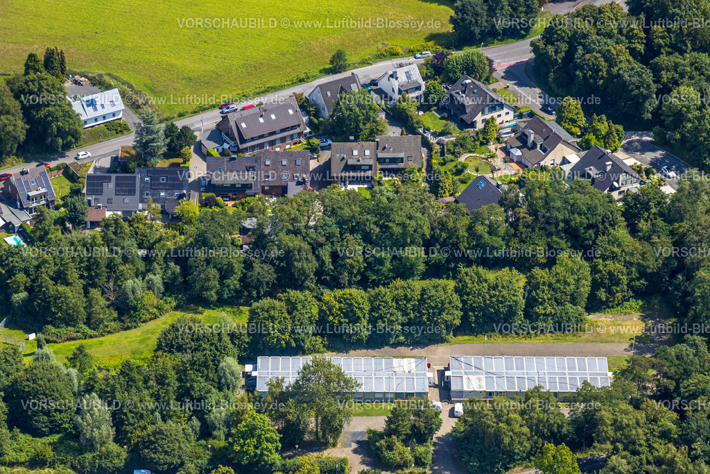Bottrop250801918Kirchhellen | Luftbild, Parkplatz und Flüchtlingsunterkünfte am Schachtgerüst Zeche  Prosper-Haniel 4 Fernwaldstraße, Wohngebiet Vossundern, Kirchhellen-Süd, Bottrop, Ruhrgebiet, Nordrhein-Westfalen, Deutschland