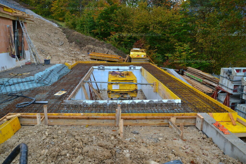Betonbodenplatte mit Poolrohbau | Betonierfertig geschalte und bewehrte Betonplatte rund um Styroporpool