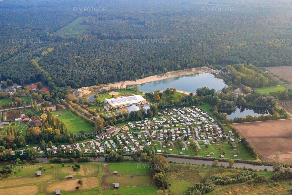 Luftbild: Camping-Resort Rülzheim am Freitzeitzentrum mit Eventkuppel Dampfnudel in Rülzheim im Bundesland Rheinland-Pfalz in Deutschland. – Foto: IMG_60190.jpg vom 08.10.2013 durch Werner Riehm/FLY-FOTO.de – Auflösung des Originals: 4752 x 3168 px – Camping Ruelzheim – Eventkuppel Dampfnudel | VG Ruelzheim