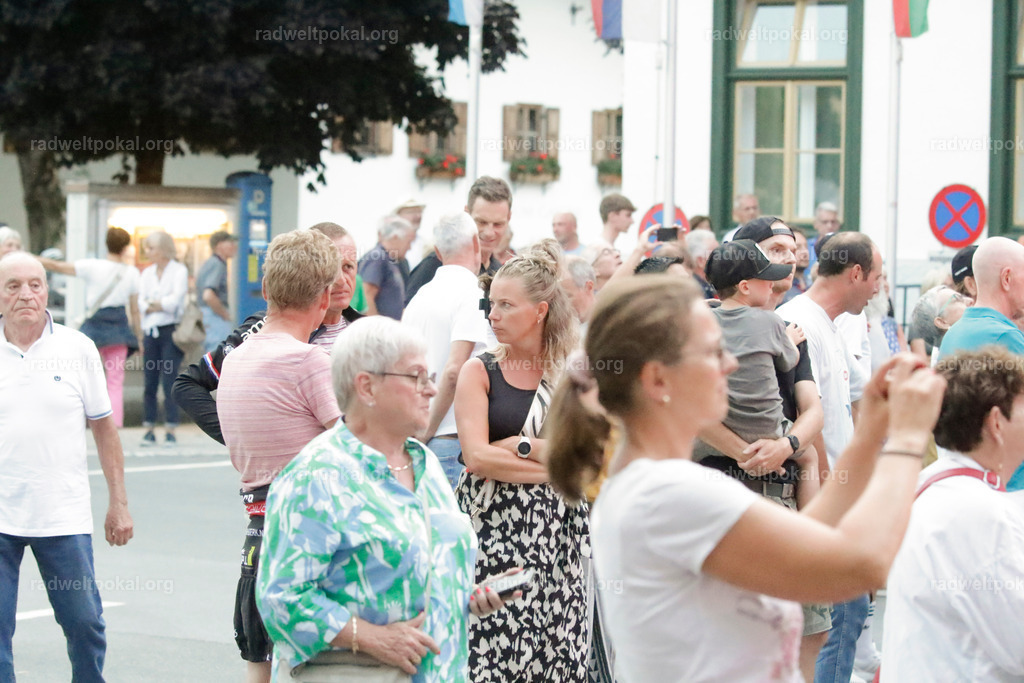 1456_20230817_Bewerb_Maenner_Muehlanger | AUT - OESTERREICH, 2023-08-16: SPORT RENNRAD-FAHREN - 55. INTERNATIONALER RADWELTPOKAL IN ST. JOHANN IN TIROL  - Vintage-Radrennen mit WM-Bronze-Medaillen-Siegerin Christina Schweinberger, den Teilnehmer und Alexander Baumann (vom Orginastions-Team) - TAG 2 BEWERB MAENNER IN SECHS GRUPPEN  ; Foto: Roland Muehlanger